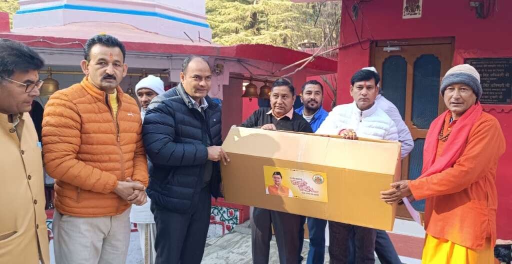 संस्कृति से संवरेगा युवाओं का भविष्य: नशा मुक्त चम्पावत की विशेष पहल, मुख्यमंत्री संस्कृति संवर्धन के तहत जिलाधिकारी द्वारा ऋषेश्वर महादेव मंदिर में संस्कृति संवर्धन किट की गयी भेंट