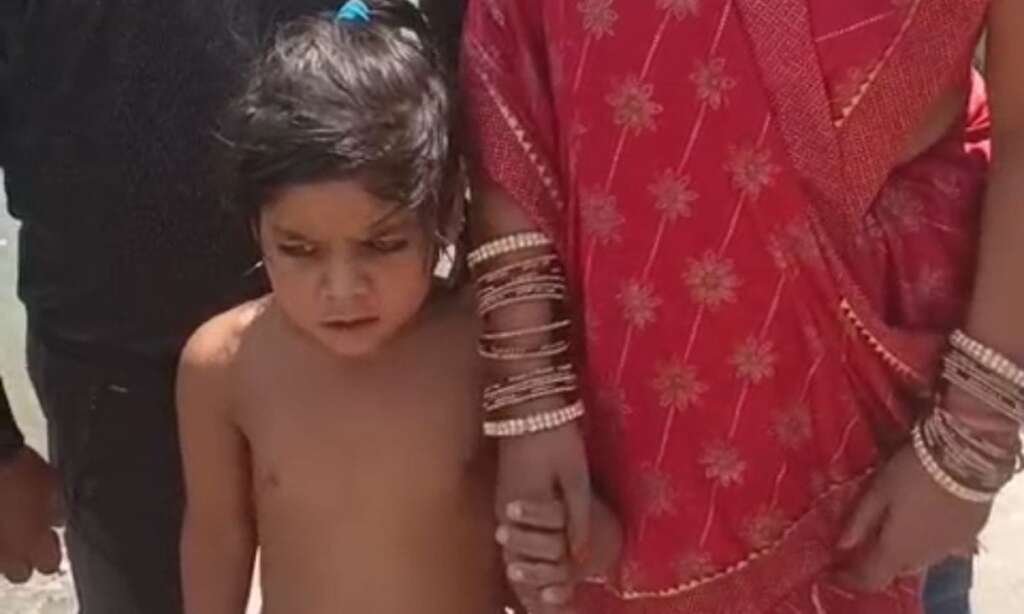 स्नान घाट में पैर फिसलने से शारदा नदी में डूब रही बालिका को पुलिस के बचाव दल ने बचाया