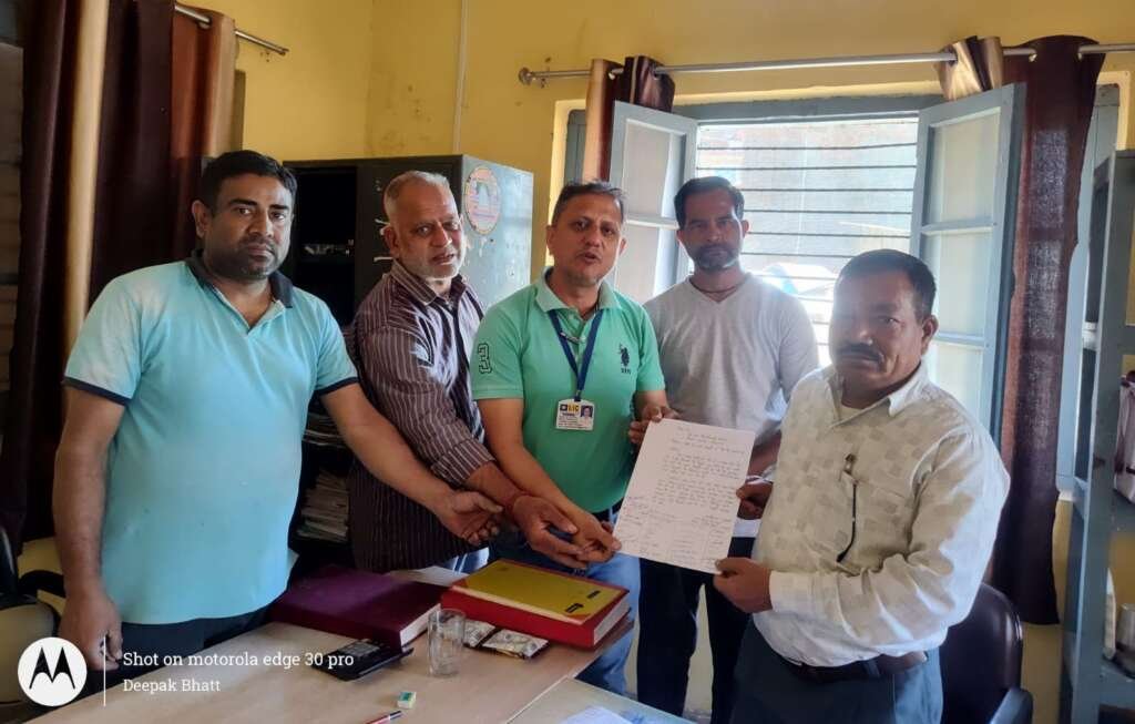 टनकपुर के वार्ड नं -04 में पेयजल संकट गहराया, स्थानीय लोगों ने जलापूर्ति के लिए जिलाधिकारी को सम्बोधित ज्ञापन जल संस्थान में सौपा