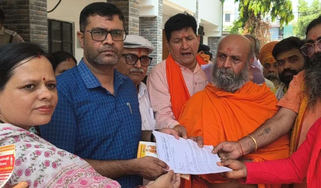 शिवालय मंदिर से तहसील परिसर तक निकाला जुलूस, गौ माता को ‘राष्ट्र माता’ घोषित करने की मांग, तहसील में सौंपा ज्ञापन