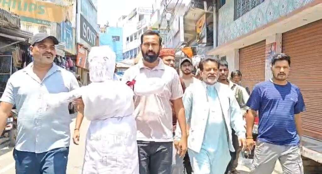 महंगाई के विरोध में कांग्रेस का प्रदर्शन, भाजपा का पुतला दहन कर किया गुस्से का इजहार