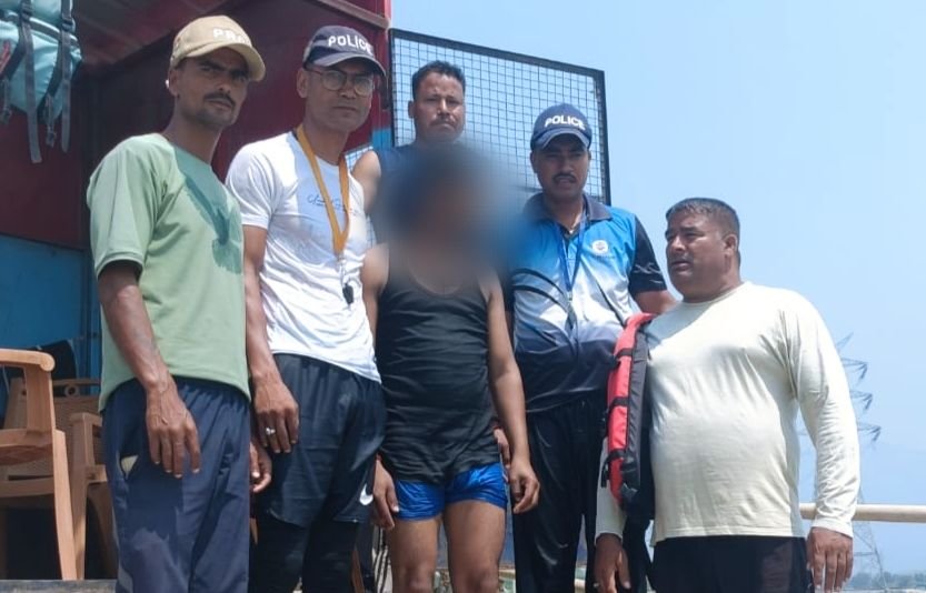 जल पुलिस की सतर्कता से युवक की बची जान, टनकपुर के शारदा घाट मे गहरे पानी मे डूब रहे उत्तर प्रदेश के तीर्थयात्री को बचाव दल बचाया