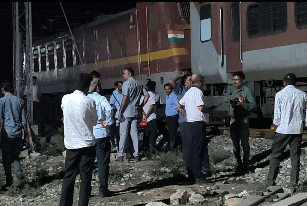 शंटिंग के दौरान पटरी से उतरा इंजन, लोको पायलट की सूझबूझ से टला बड़ा रेल हादसारेलवे स्टेशन के आउटर सिग्नल के पास का मामला, 12 पहिये पटरी से उतरे, मचा हड़कंप