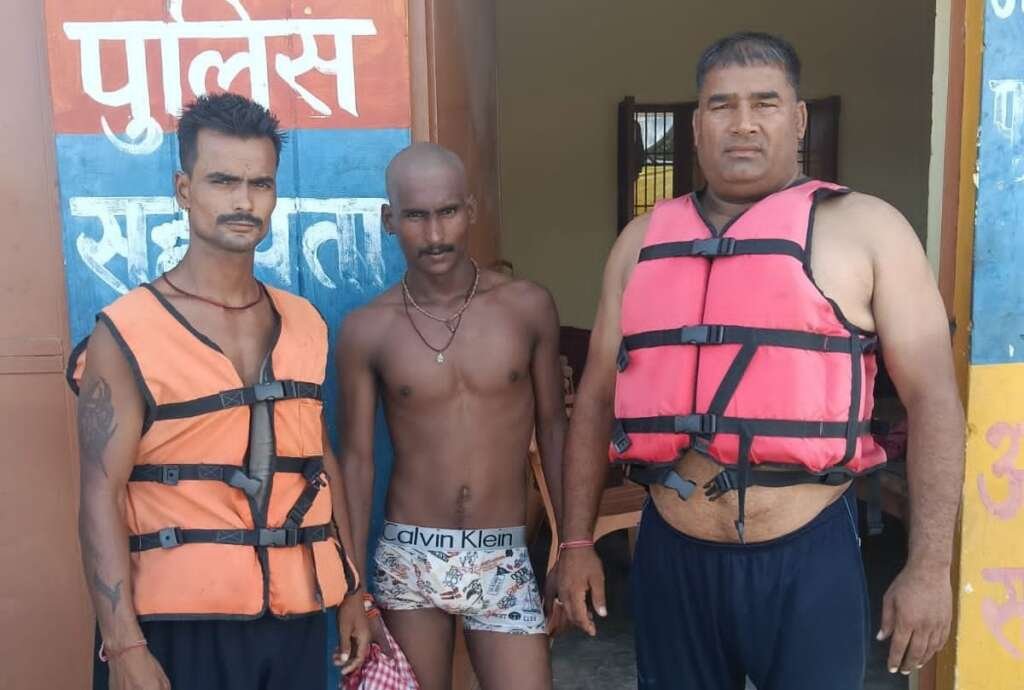 शारदा नदी में डूबने लगे दिल्ली के श्रद्धालु की जल पुलिस ने बचाई जान, बड़ा हादसा टला