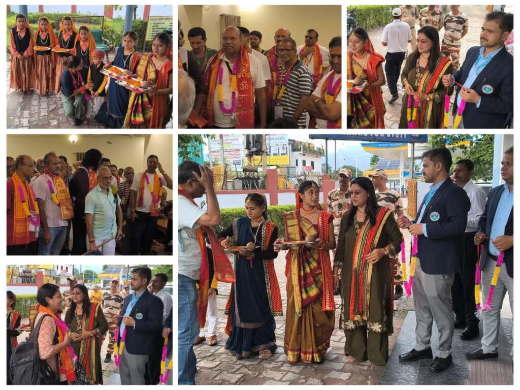 टनकपुर पहुंचने पर कैलाश मानसरोवर यात्रियों का हुआ जोरदार स्वागत, टीआरसी मे बुरांश के जूस से किया वेलकम