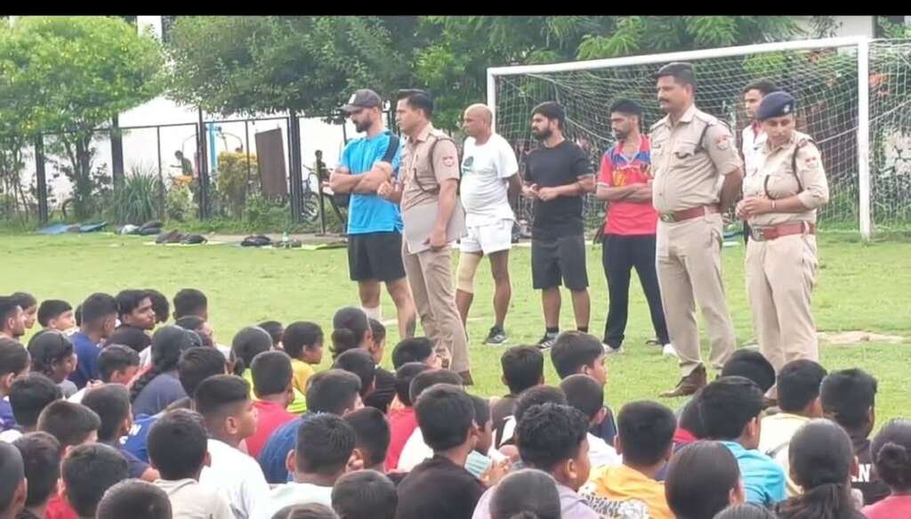 टनकपुर स्टेडियम में पुलिस का साइबर और सड़क सुरक्षा जागरूकता अभियान, तमाम जानकारियों से छात्र छात्राओं को कराया गया रूबरू