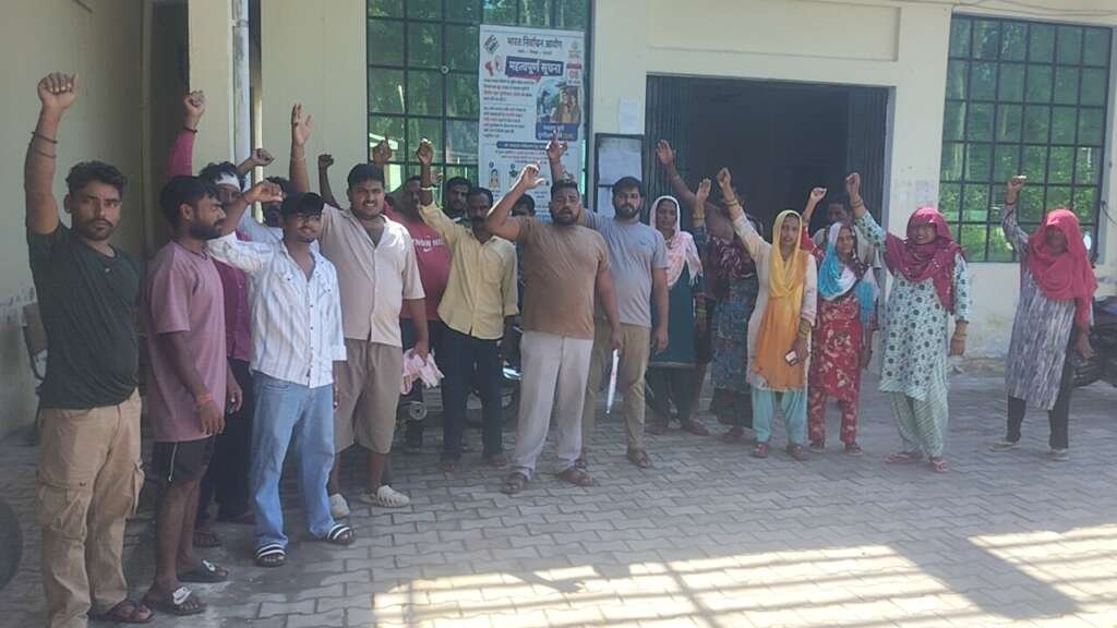 आठ सूत्रीय मांगो पर ठोस कार्यवाही न होने से नाराज नगर पंचायत कर्मचारियों ने एक पाली में अनिश्चित कालीन कार्य बहिष्कार का किया आगाज