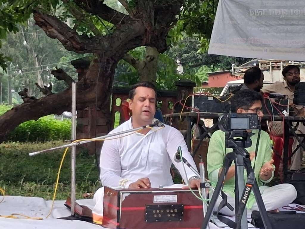 हरियाली तीज के अवसर पर श्री राधा शरणम् सॉन्ग सेवा समिति के द्वारा ठाकुर जी के झूलन उत्सव का किया गया आयोजन