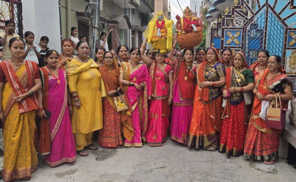 नारी शक्ति सेवा समिति की अध्यक्ष दीपा धानिक के नेतृत्व में कर्मचारी कॉलोनी, वार्ड नंबर 6 में गौरा पर्व धूमधाम से मनाया गया
