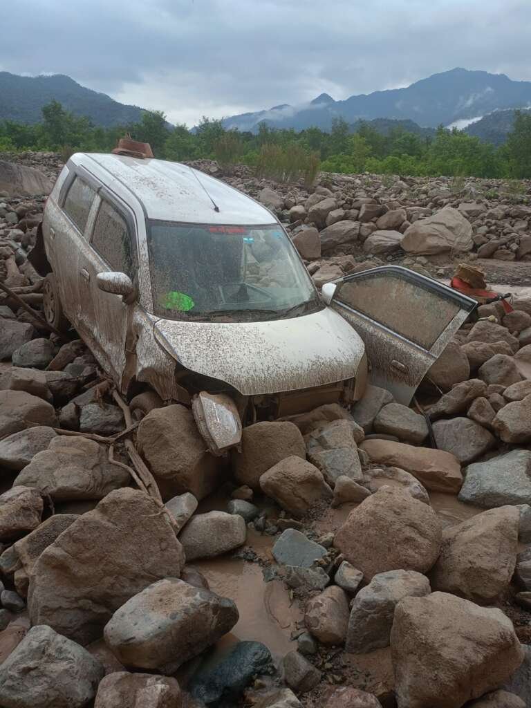 बाटनागाड़ में अचानक आए मलबे की चपेट में आया वाहन, बड़ा हादसा टला