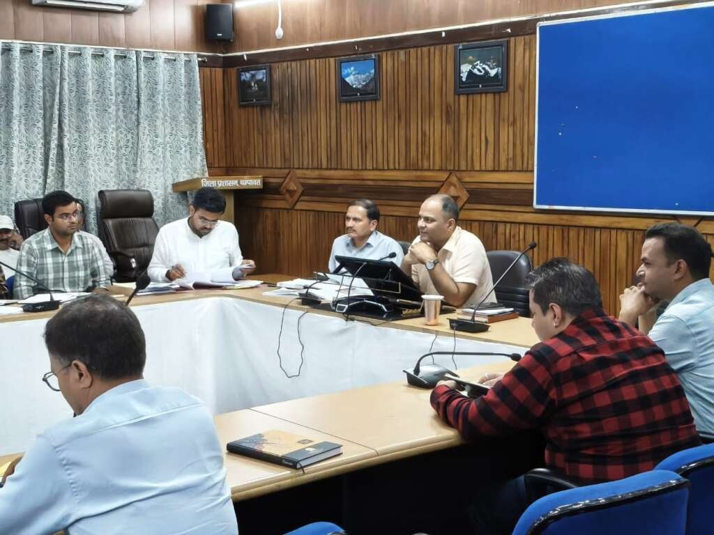 25 करोड़ से अधिक की विकास परियोजनाओं की डीएम ने की समीक्षा, कार्यों में तेजी लाने के निर्देश