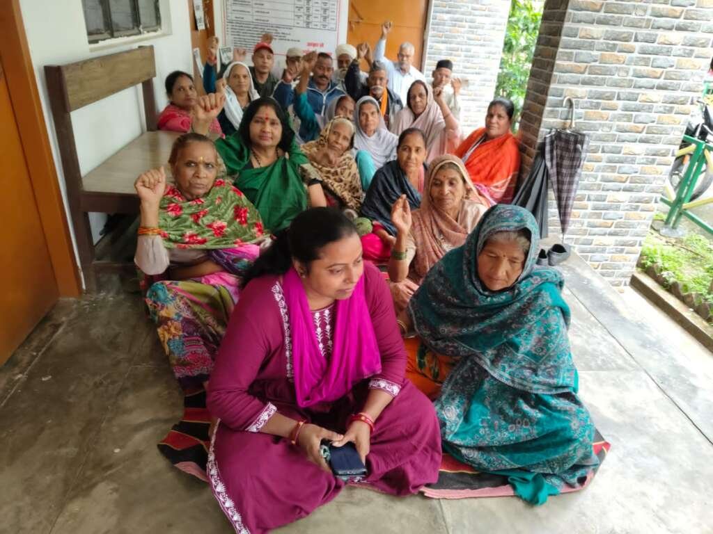 पांच सूत्रीय मांगों को लेकर सातवें दिन भी धरने पर डटी इंसाफ द पावर वेलफेयर सोसायटी