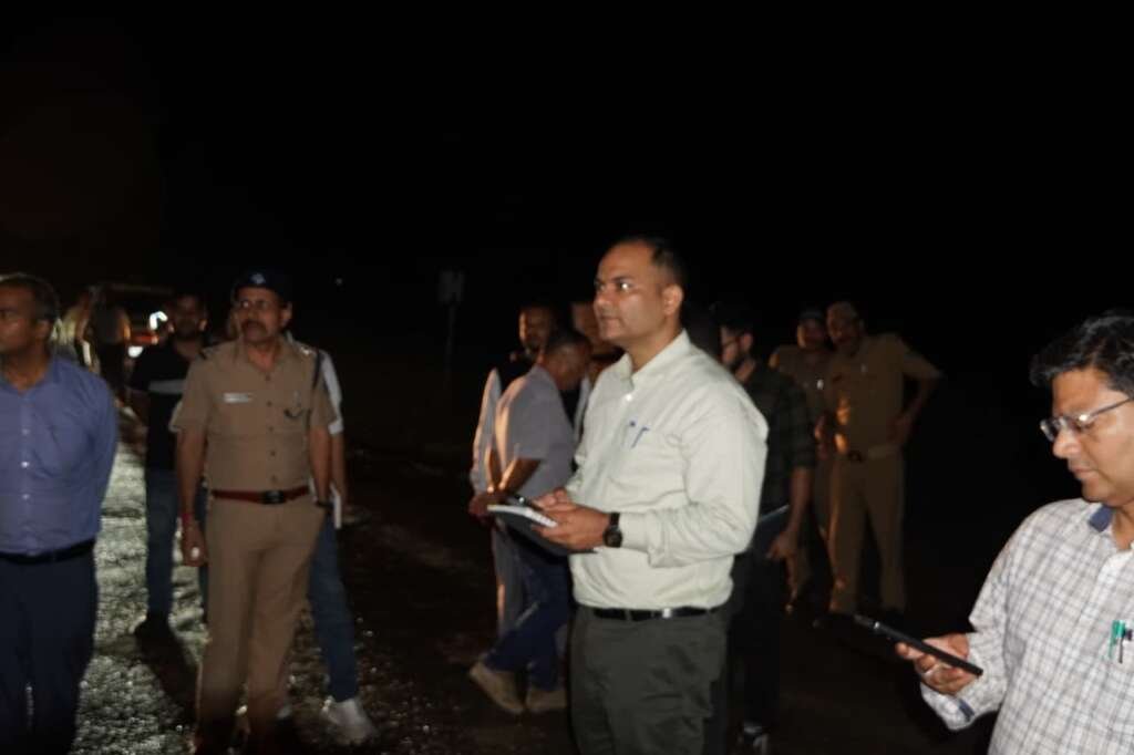 प्रस्तावित कैबिनेट बैठक की तैयारियां तेज, समीक्षा बैठक के बाद जिलाधिकारी ने किया स्थलीय निरीक्षण एनएचपीसी बनबसा से बैठक स्थल तक सड़क मार्ग, पार्किंग एवं अन्य व्यवस्थाओं का लिया जायजा, आवश्यक साइनेज लगाने के निर्देश