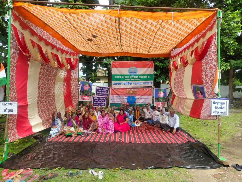 पांच सूत्रीय मांगों को लेकर तहसील में आठवें दिन भी जारी रहा धरना