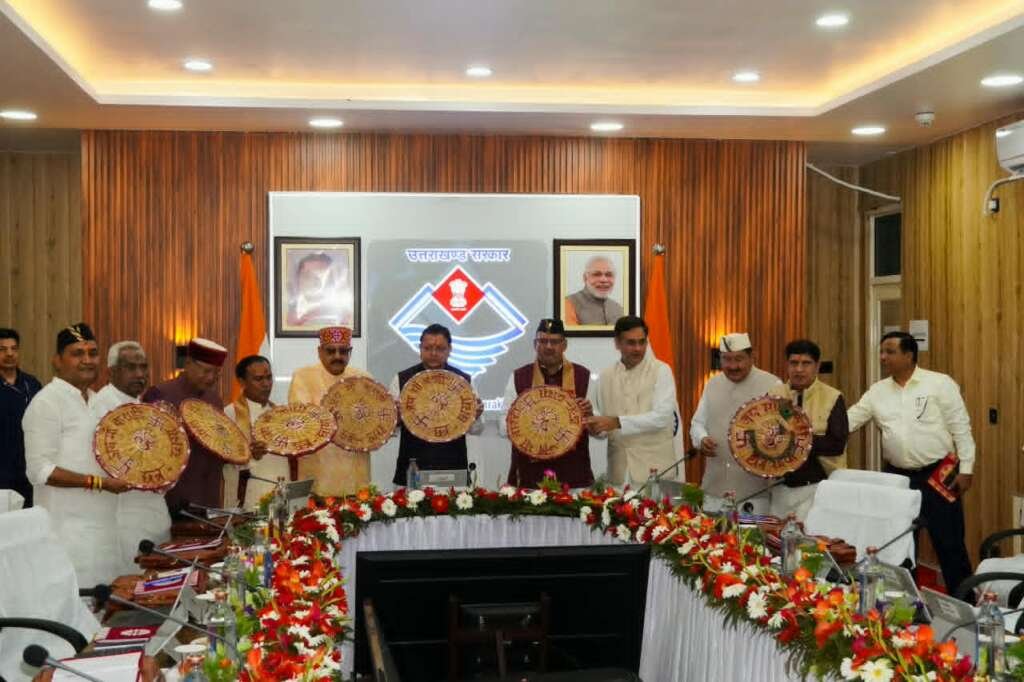 सीमांत क्षेत्रों तक सरकार, विकास को नई रफ्तारभारत-नेपाल अंतरराष्ट्रीय सीमा से सटे बनबसा में धामी कैबिनेट की बैठक, शासन को सीमांत क्षेत्रों तक पहुंचाने की नई पहल