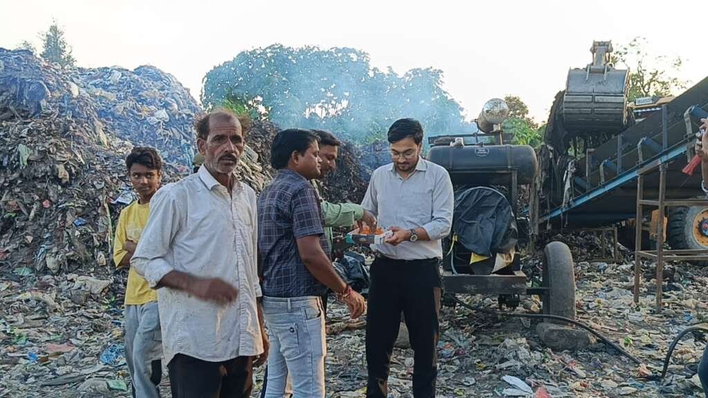 टनकपुर में वर्षों से जमा कचरे का वैज्ञानिक निस्तारण शुरू, दिसंबर तक पूरा करने का लक्ष्य क्रशर रोड स्थित डंपिंग स्थल पर मशीनों से होगा पुराने कचरे का प्रसंस्करण, दुर्गंध और गंदगी से मिलेगी राहत