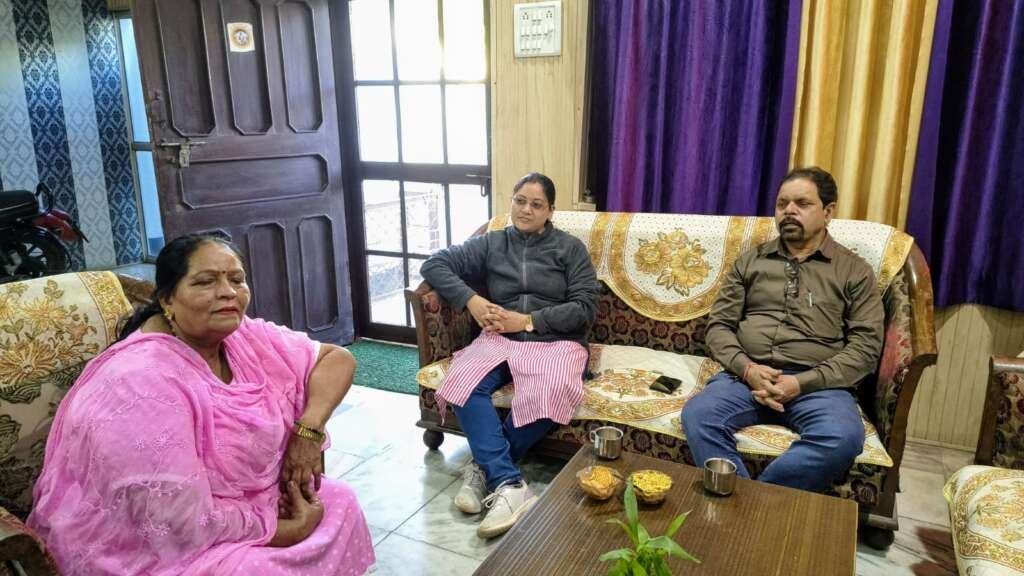पर्यावरण संरक्षण की अलख जगाने को लेकर माँ पूर्णागिरि पर्यावरण संरक्षण समिति नें बनबसा में दर्जा राज्य मंत्री और अधिशासी अधिकारी से की शिष्टाचार भेंट, जनपद को स्वच्छ और हरित बनाने का लिया संकल्प।मुख्यमंत्री की विधानसभा को पर्यावरण संरक्षण के क्षेत्र में अग्रणी बनाने का लक्ष्य….नगर पंचायत के अधिशासी अधिकारी से भी की मुलाकात, हुई सार्थक चर्चा.