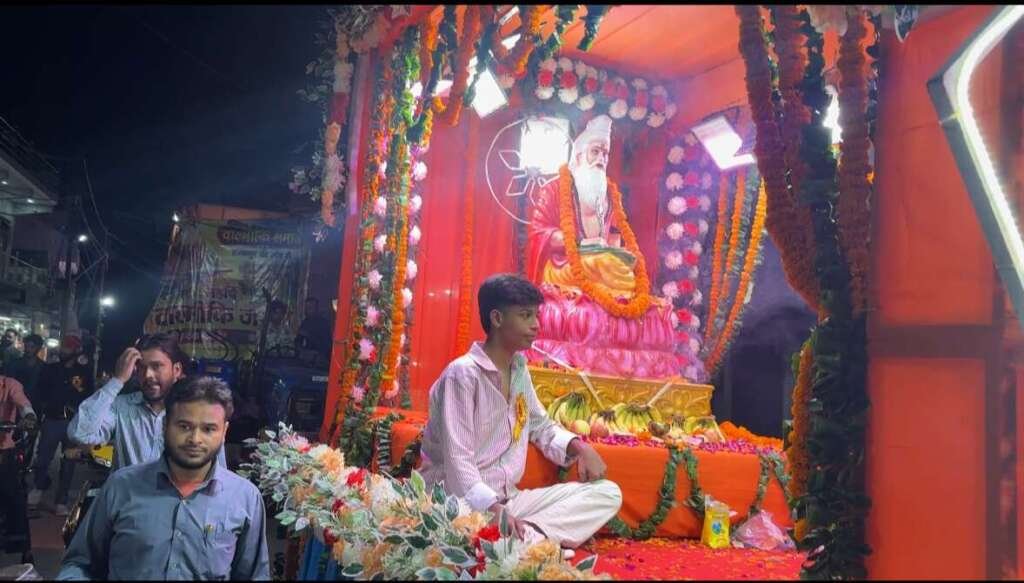 टनकपुर में महर्षि वाल्मीकि प्रकटोत्सव पर निकली भव्य शोभायात्रा, घसियारा मंडी से बिजली घर तक निकली झांकी